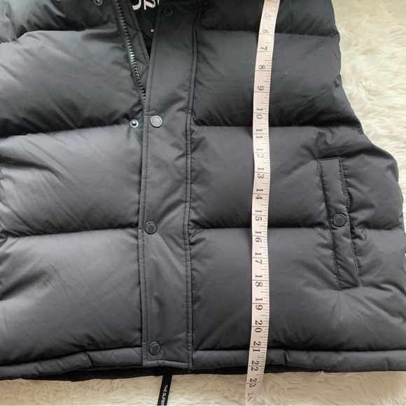 Aritzia Super Puff Shorty Vest in black LG - Picture 14 of 16